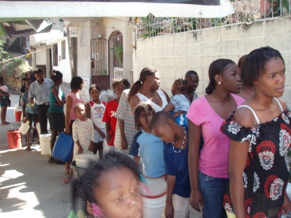 haiti-relief Haitians stand in line to collect water