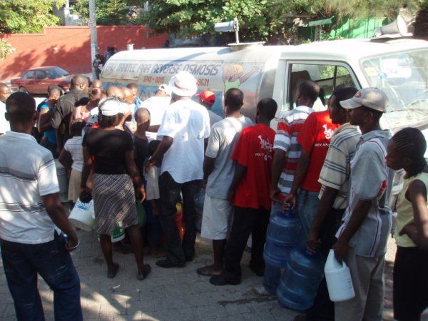 haiti-relief Haitians stand in line to collect water